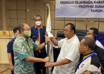 Andre Rosiade yang terpilih secara aklamasi menerima bendera FORKI dari Ketum FORKI Sumbar demisioner pada saat Musprov FORKI.