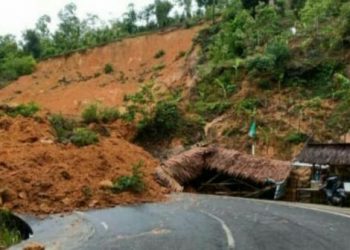 kondisi akses jalan tertutup longsor