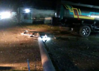 Tiang listrik yang tertabrak truk di Kampung Alai, Ampingparak-Pessel, Senin 24 Agustus 2020 malam