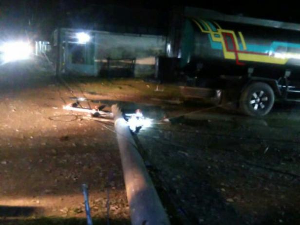Tiang listrik yang tertabrak truk di Kampung Alai, Ampingparak-Pessel, Senin 24 Agustus 2020 malam