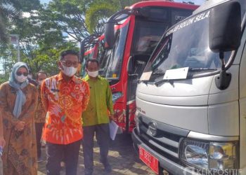 Bupati Solok Selatan Khairunas Melihat langsung cek fisik kendaraan dinas di halaman kantor Bupati Padang Aro Kamis 3 Juni 2021