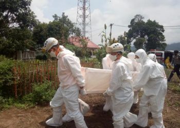 Tim Penanganan Covid Kota Padang panjang memakamkan jenazah pasien covid