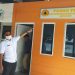 Kalaksa BPBD Sumbar Erman Rahman saat meninjau Posko bencana di Pulau Pagang