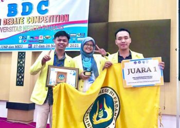 Tim Debat UNP Raih Juara I Lomba Debat Bahasa Indonesia