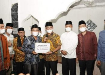 Bupati Solok Selatan Khairunas menyerahkan bantuan pembangunan Masjid Nurul Muttaqin Lubuk Gadang timur