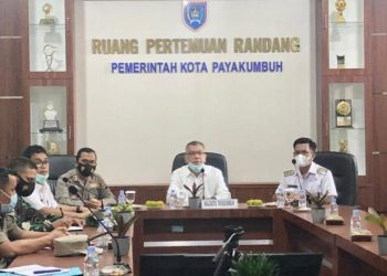 Wali Kota Payakumbuh, Riza Falepi memimpin rapat evaluasi Satgas COVID-19.