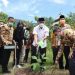 Gubernur Sumbar Mahyeldi Ansharullah saat menanam pohon di Sijunjung