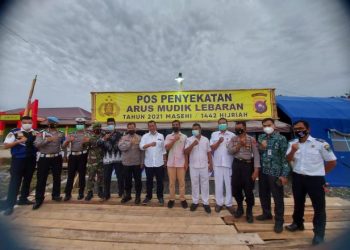 Bupati Pessel, Rusma Yul Anwar bersama rombongan saat meninjau Pos Penyekatan di Silaut