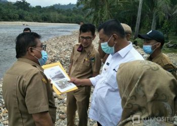 Bupati Pessel, Rusma Yul Anwar didampingi Kadis PSDA dan PUPR saat meninjau lokasi yang jadi penanganan banjir di Tapan