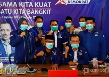Ketua DPC Partai Demokrat Pasaman Barat Yulianto bersama Fraksi Partai Demokrat DPRD Pasaman Barat saat deklarasi di Kantor DPC Partai Demokrat.
