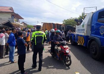 Personel Sat Lantas Polres Padang Panjang evakuasi truk