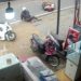 Sejumlah pemotor terlempar usai dihantam truk