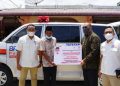 Anggota DPR RI Andre Rosiade menyerahkan ambulans kepada pengurus Masjid Nurul Bahar, Sungai Pisang, Kecamatan Bungtekab, Kota Padang, Minggu (21/2/2021).