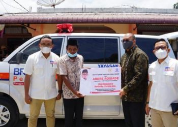 Anggota DPR RI Andre Rosiade menyerahkan ambulans kepada pengurus Masjid Nurul Bahar, Sungai Pisang, Kecamatan Bungtekab, Kota Padang, Minggu (21/2/2021).