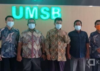 Wakil Rektor I dan Wakil Rektor II dan Ketua Panitia Masta UM Sumatera Barat