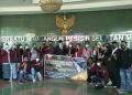 Pihak Yayasan Perguruan Tinggi Indonesia (YPTI) UNES simbolis bantuan pada Bupati Pessel