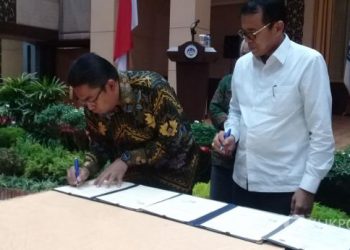 Direktur Utama PT Semen Padang Yosviandri lakukan penandatanganan MoU kerjasama dengan UNP di bidang industri di auditorium kampus tersebut, Kamis, 5 Maret 2020
