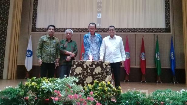 Universitas Negeri Padang (UNP) launching gerakan merdeka belajar, kampus merdeka di auditorium kampus tersebut, Kamis, 5 Maret 2020.