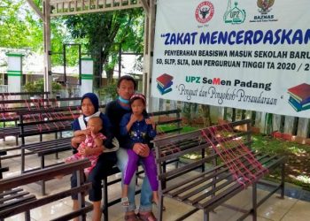 Satu keluarga asal Batam yang terlantar di Padang saat berada di Kantor UPZ Baznas Semen Padang.