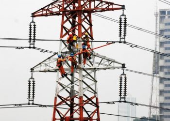 Ilustrasi petugas PLN tengah bekerja