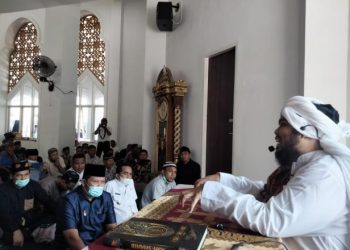 Ustad Derry Sulaiman saat mengisi tausiyah di Masjid Terapung Painan