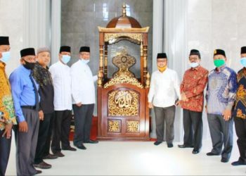 Foto Bupati dan Kakan Kemenag Solok saat meninjau kondisi dalam masjid Al-Hidayah Pinang Sinawa