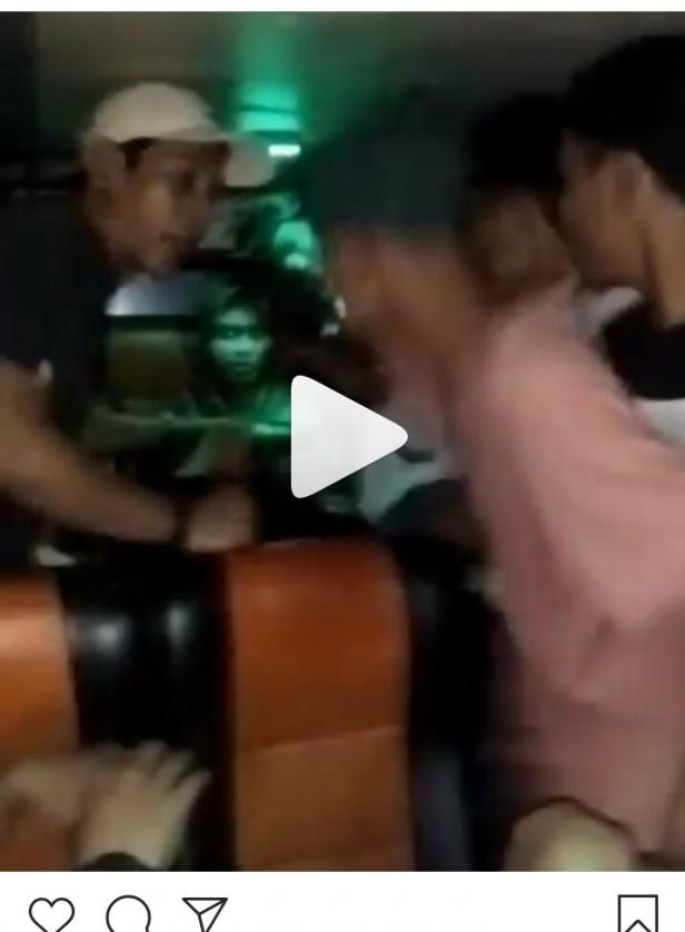scransot video dugaan pengoroyokan di dalam bus jalan Pessel-Padang