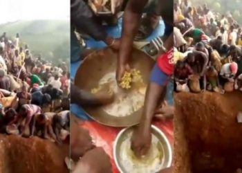Warga ramai-ramai menggali tanah untuk mendapatkan emas