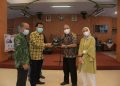 Teks foto: Kepala Departemen Komunikasi & Hukum Perusahaan PT Semen Padang Oktoweri (dua dari kanan) didampingi Kepala Unit Humas & Kesekretariatan PT Semen Padang Nur Anita Rahmawati, menyerahkan cinderamata kepada Wakil Bupati Kuansing Suhardiman Amby di Wisma Indarung PT Semen Padang, Jumat (3/9)