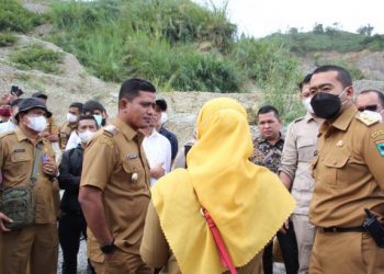 Wakil Bupati Solok, Jon Pandu bersama Wagub Sumbar meninjau lokasi longsor di Air Dingin Solok