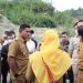 Wakil Bupati Solok, Jon Pandu bersama Wagub Sumbar meninjau lokasi longsor di Air Dingin Solok