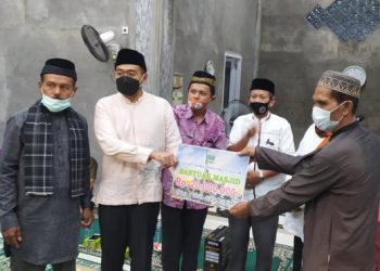 Wagub Sumbar menyerahkan bantuan Rp20 juta untuk Masjid Taqwa Alghassan Nagari Gasan Gadang Kecamatan Batang Gasan, Rabu (5/5/2021).