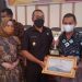 Wagub Sumbar Audy Joinaldy saat menyerahkan piagam penghargaan kepada penggiat literasi