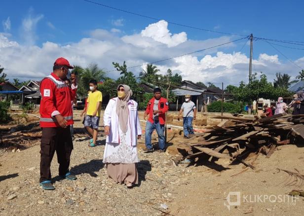Anggota DPRD Propinsi Sumatera Barat, Yunisra Syahiran saat meninjau lokasi pasca banjir di Jorong Aek Napal, Kecamatan Ranah Batahan