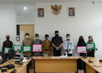 Wako Padang Panjang Serahkan Beasiswa Program Pengkaderan Ulama