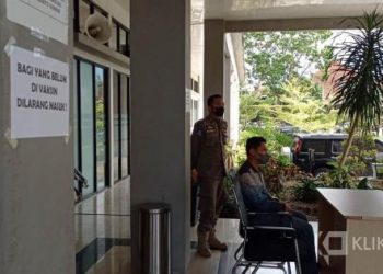 Larangan warga belum divaksin masuk ke kantor Balai Kota Payakumbuh.