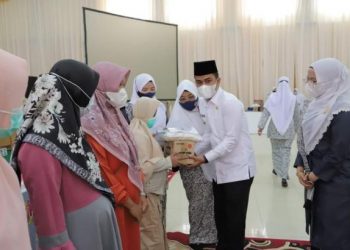 Wakil Wali Kota Solok, Dr. Ramadhani Kirana Putra menyerahkan bantuan pada ibu hamil dalam rangka HUT ke-70 IBI di Kota Solok