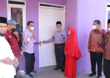 Wakil Wali Kota Solok, Ramadhani Kirana Putra membuka secara resmi rumah bantuan dari Baznas Kota Solok.(Prokomp)