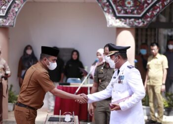 Wakil Wali Kota Solok, Ramadhani Kirana Putra memberikan selamat kepada Camat Tanjung Harapan, Feri Agriadi.(Prokomp)