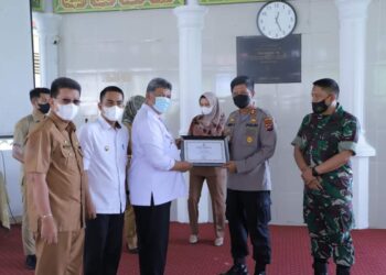 Wali Kota Solok, H. Zul Elfian Umar menyerahkan penghargaan kepada Kapolres Solok Kota.(Prokomp)