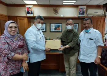 Wali Kota Solok, H. Zul elfian Umar menyerahkan proposal sejumlah program pembangunan di Kota Solok ke Kementrian Lingkungan Hidup.(Pokomp)