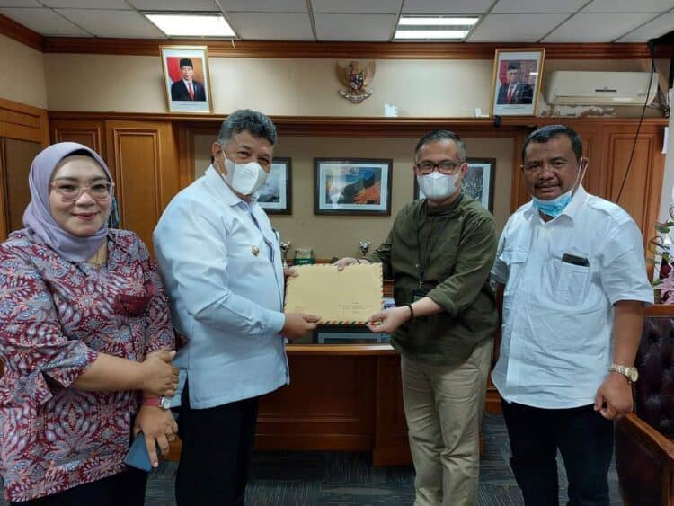 Wali Kota Solok, H. Zul elfian Umar menyerahkan proposal sejumlah program pembangunan di Kota Solok ke Kementrian Lingkungan Hidup.(Pokomp)
