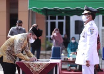 Wakil Wali Kota Solok, Ramdhani Kirana Putra menandatangani berita acara pengangkatan Camat Lubuk Sikarah.(Prokomp)