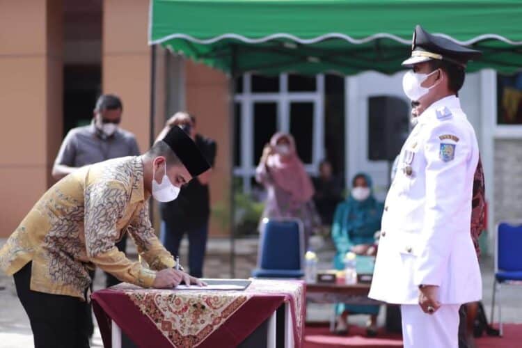 Wakil Wali Kota Solok, Ramdhani Kirana Putra menandatangani berita acara pengangkatan Camat Lubuk Sikarah.(Prokomp)