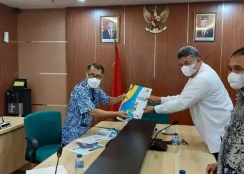 Wali Kota Solok, H. Zul Elfian Umar menyerahkan proposal pengelolaan SDA ke pihak Kementria PUPR.(Prokomp)