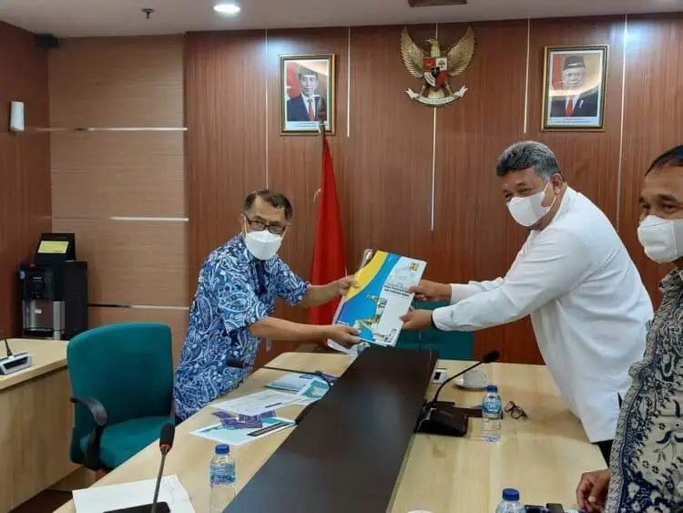 Wali Kota Solok, H. Zul Elfian Umar menyerahkan proposal pengelolaan SDA ke pihak Kementria PUPR.(Prokomp)