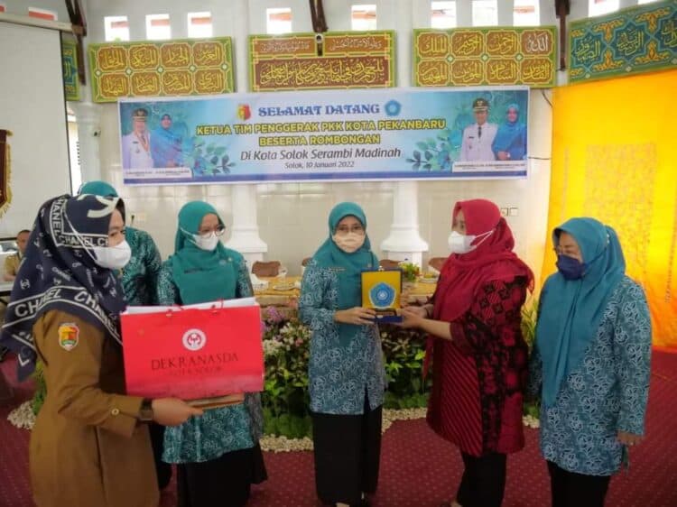 Serahterima cinderamata Kota Solok dengan PKK Kota Pekanbaru.(Prokomp)