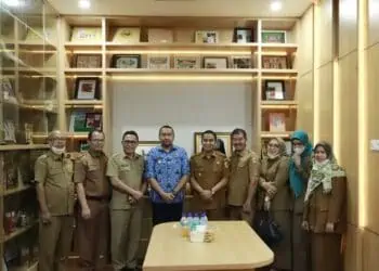 Wawako Solok, Ramadhani Kirana Putra dan tim saat bertemu Wagub Sumbar, Audy Joinaldy di Padang.(Prokomp)