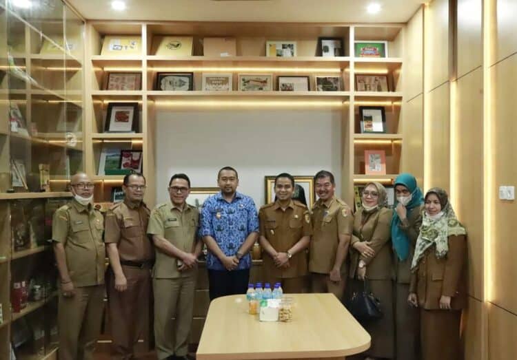 Wawako Solok, Ramadhani Kirana Putra dan tim saat bertemu Wagub Sumbar, Audy Joinaldy di Padang.(Prokomp)