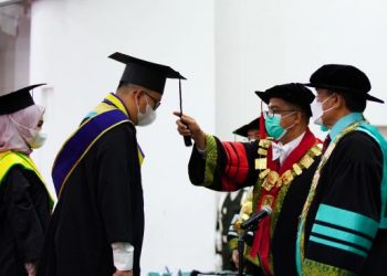 Rektor Unand Prof Yuliandri memindahkan jambul wisudawan